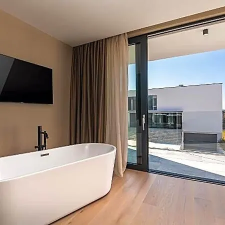 Aruna Hotel