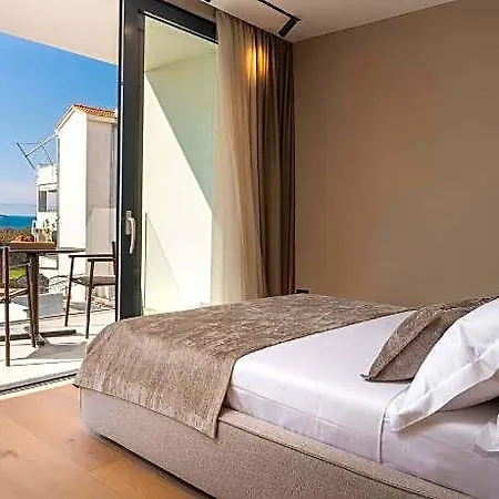 Aruna Hotel