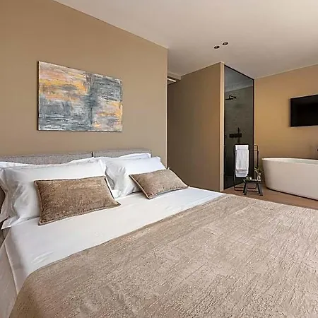 Aruna Hotel